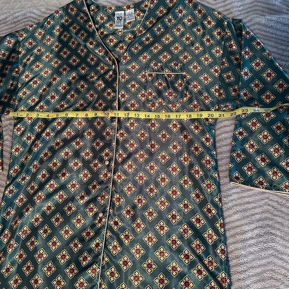 Vanity Fair Green and Red Patterned Top - Picture 5 of 8